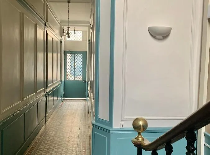 Quartier Notre Dame Au Pied Du Chateau Avec Parking Versalles