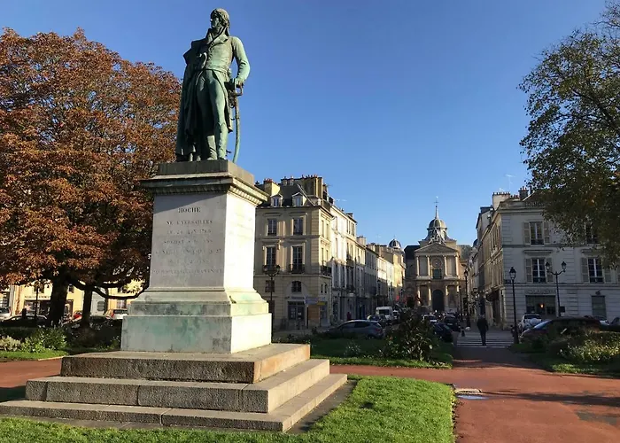 Apartamento Quartier Notre Dame Au Pied Du Chateau Avec Parking Versalles
